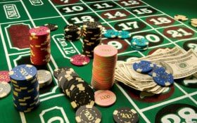 Antarmuka aplikasi mobile popularwin88 menampilkan pasar olahraga Liga 1 dan kasino dealer langsung